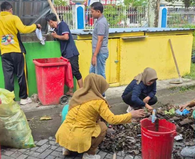 Lombok Post - GSS SMPN 15 Mataram Sukses Tekan Sampah Plastik, Dari 13 Troli Turun ke 3 Troli Sampah