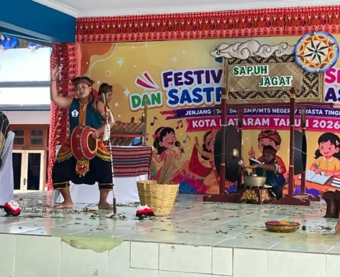 lombokpost - SMPN 15 Mataram Juara Musik Tradisional FLS3N, Incar Tiket Nasional ke Jakarta